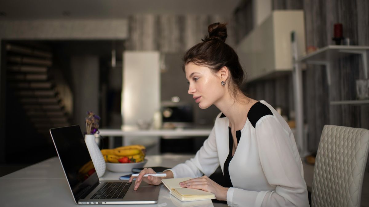 Udělají zaměstnanci doma víc práce? Čekat to je chyba, varuje psycholog